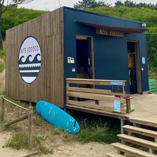 Casiers pour Stockage d'équipement de Kitesurf Wing et Foil sur la plage au Portugal