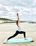 Kitesurf et yoga au Portugal avec des stages de kitesurf - yoga ou des Cours de yoga de groupe sur la plage avec Ocean Yoga Portugal pendant la saison estivale face à la côte atlantique