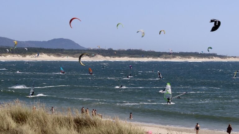 O vento da Nortada sopra ao longo da costa atlântica portuguesa durante o verão, juntando a este vento fiável um efeito térmico local, obtém-se o local mais ventoso de Portugal: Viana do Castelo - Kite Voodoo