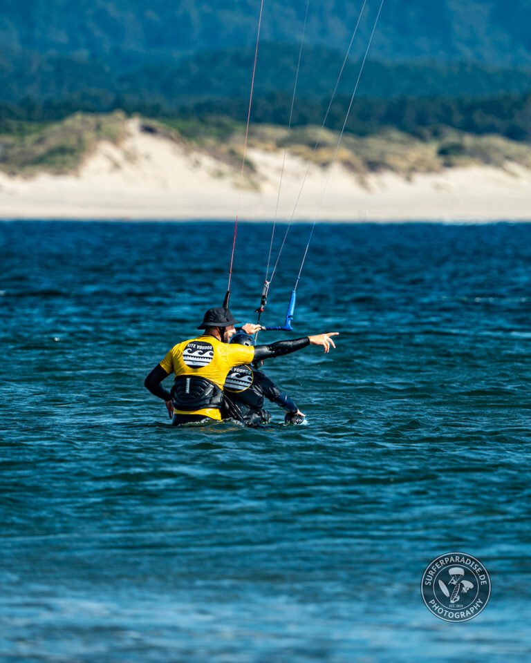 flat water kitesurfing lessons with a student doing a complete kitesurfing course to be fully independent rider and kitesurf safely