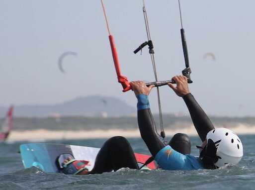 waterstart au démarrage avec planche de kitesurf école de kite kitevoodoo