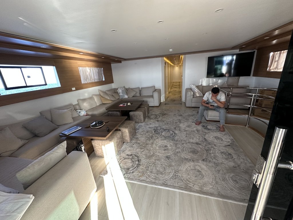 Luxurious boat, living room, for the best kitesurfing safari in the Red Sea